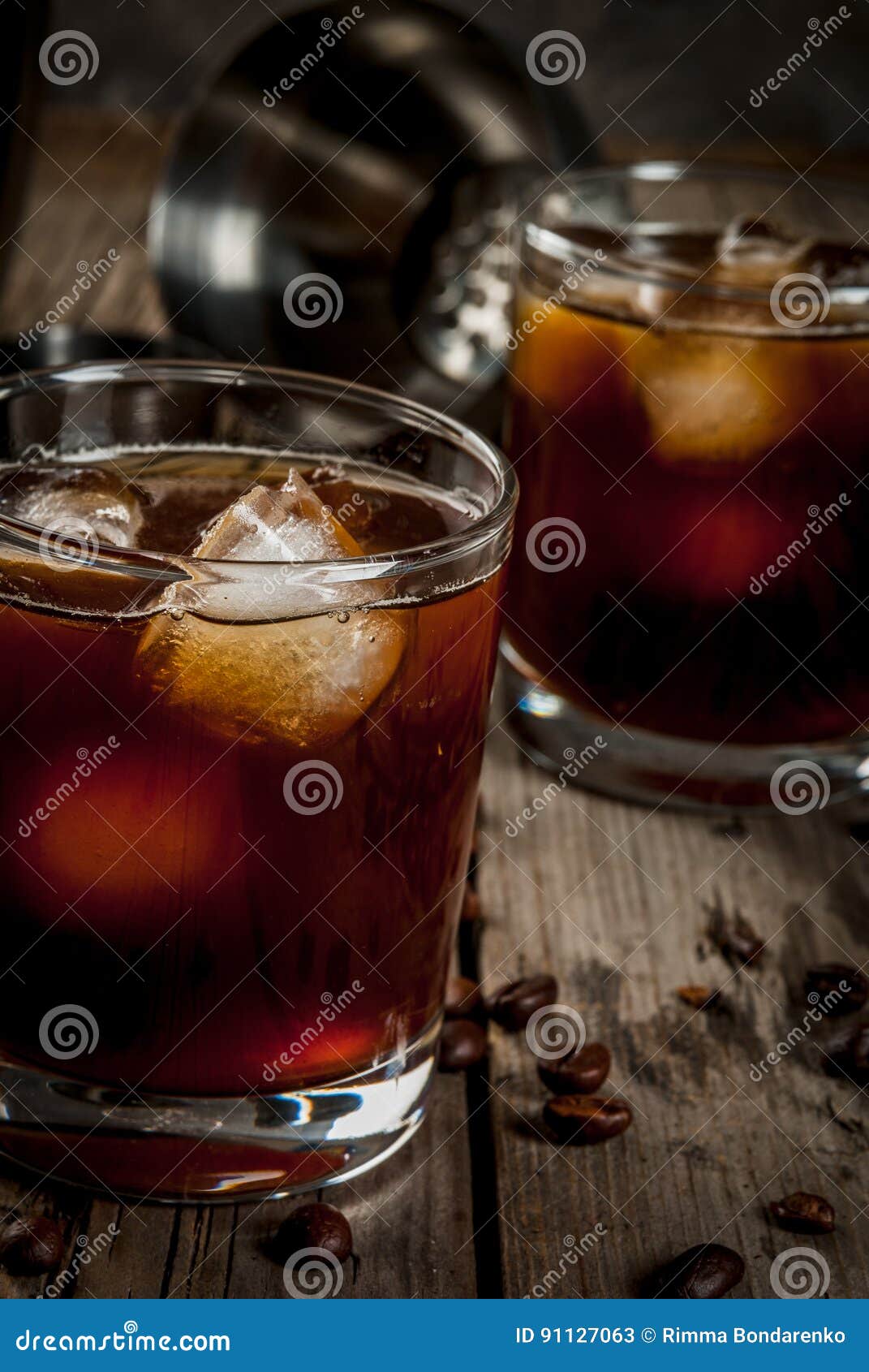 Cóctel Ruso Negro Con El Licor De La Vodka Y Del Imagen de archivo - Imagen de helado, bebida: 91127063