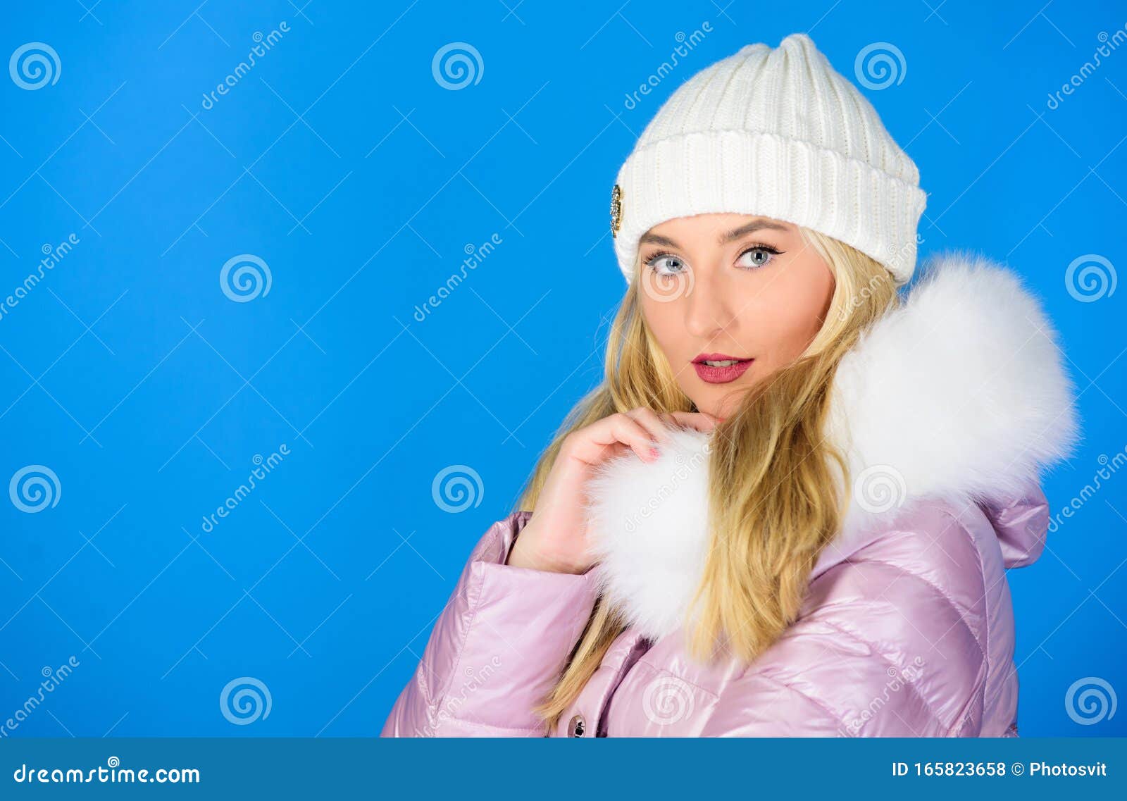 La ropa de invierno. Chica vestir chaqueta invierno fondo azul. La  temporada de invierno. Piel suave. Código de estilo y elegancia. Mujer  desgaste abajo chaqueta con capucha peluda. Para aquellos que deseen