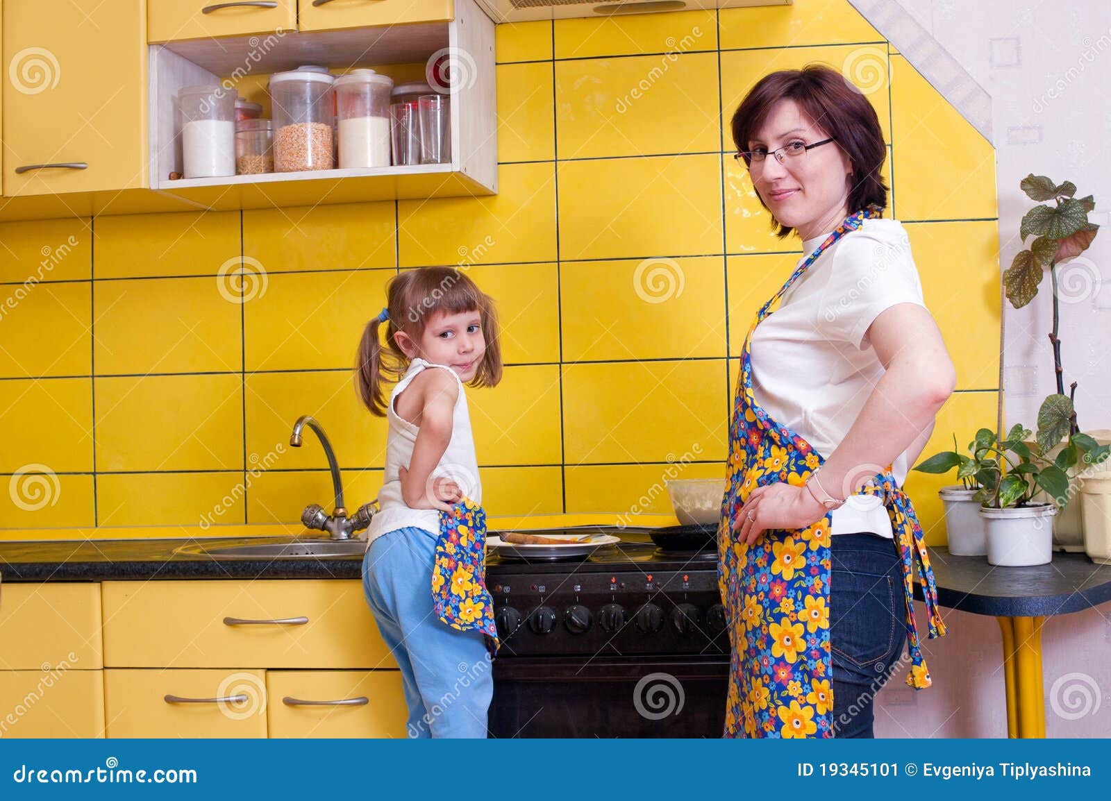 Приходит сын на кухню. Мама на кухне. Фотосессия мама и дочка на кухне. Японская мамаша на кухне. Русская мама на кухне сын.