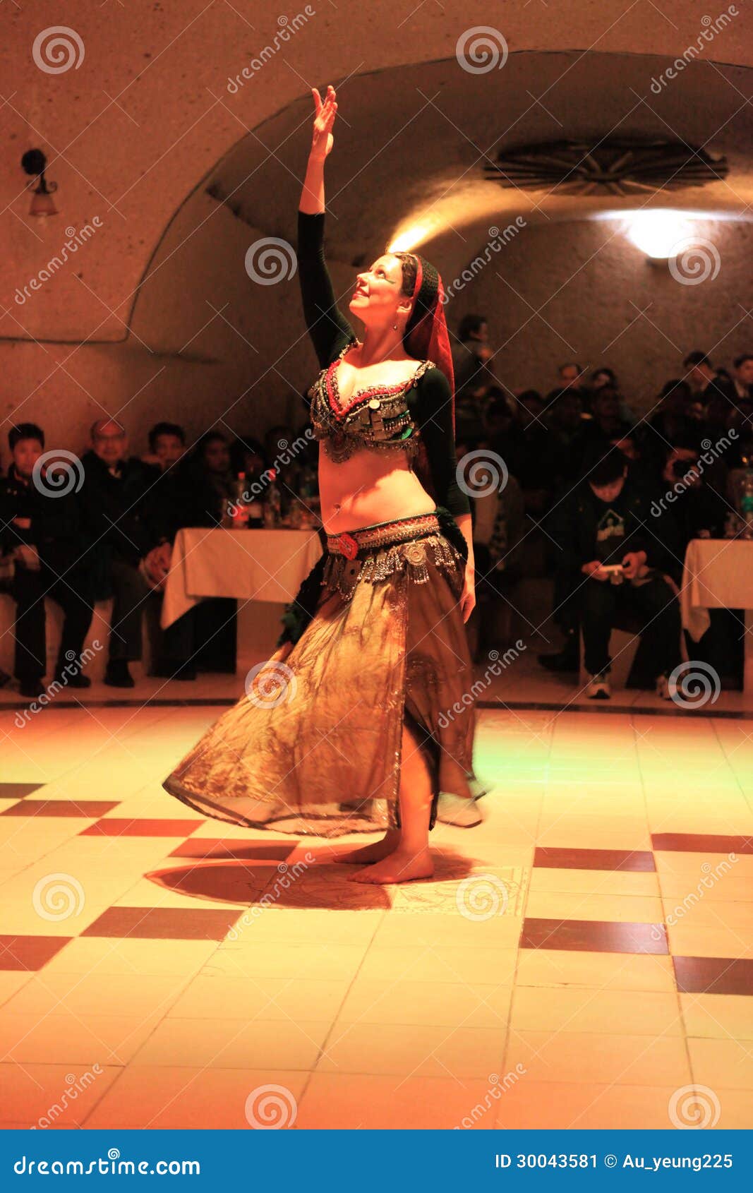 Danza Del Ventre Nella Notte Turca in Turchia Vicino a Cappadocia  Fotografia Editoriale - Immagine di moderno, costume: 30043581