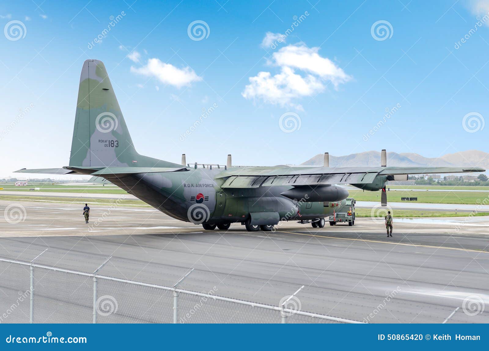 C-130, das geschleppt wird. Busan, Südkorea - 22. Juni 2011: Ein südkoreanisches C-130, das nachdem ein Maschinentest geschleppt wird, durchgeführt worden ist