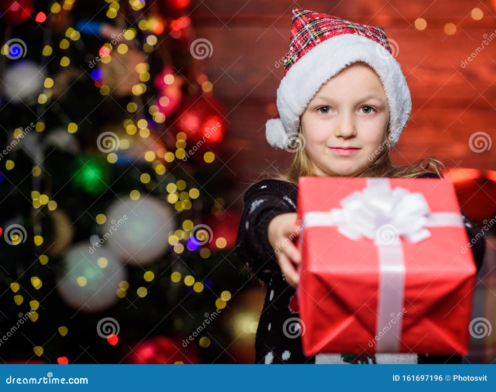 C'est Mon Nouvel an De Présence Petite Fille Donnant Un Cadeau De Nouvelle  Année Petit Enfant Gardant La Boîte Actuelle Le Soir D Photo stock - Image  du chéri, module: 161697196