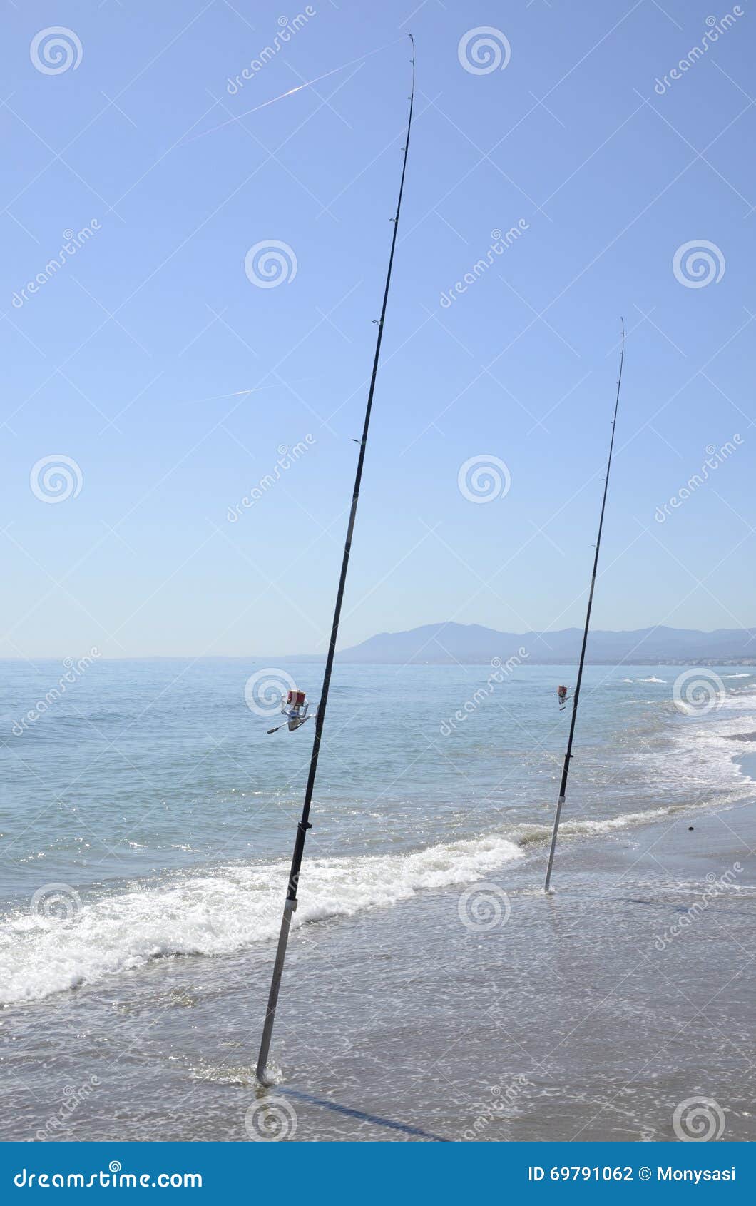 Llevar Roble Flojamente Cañas De Pescar En La Orilla Foto de archivo - Imagen de agua, europa:  69791062