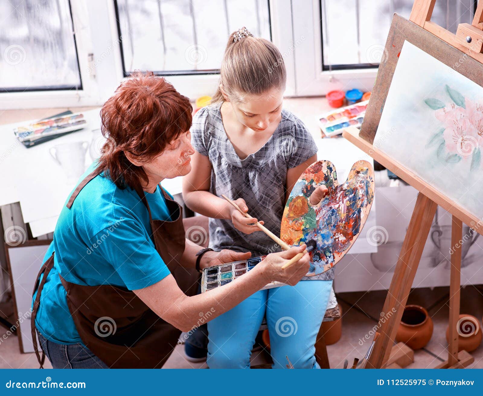 Caballete De La Pintura Del Artista En Estudio Abuela Y Niños Auténticos  Imagen de archivo - Imagen de muchacha, paleta: 112525975