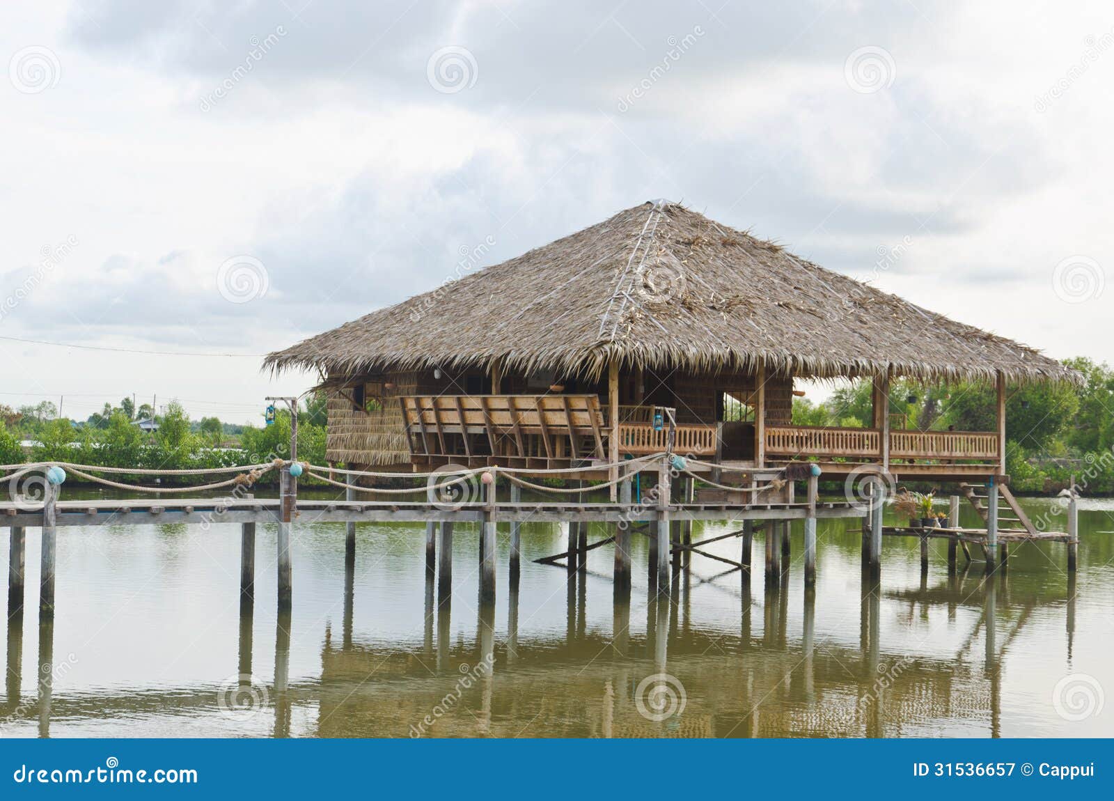 Cabana tailandesa da tradição no campo, uso como o recurso ou homestay.