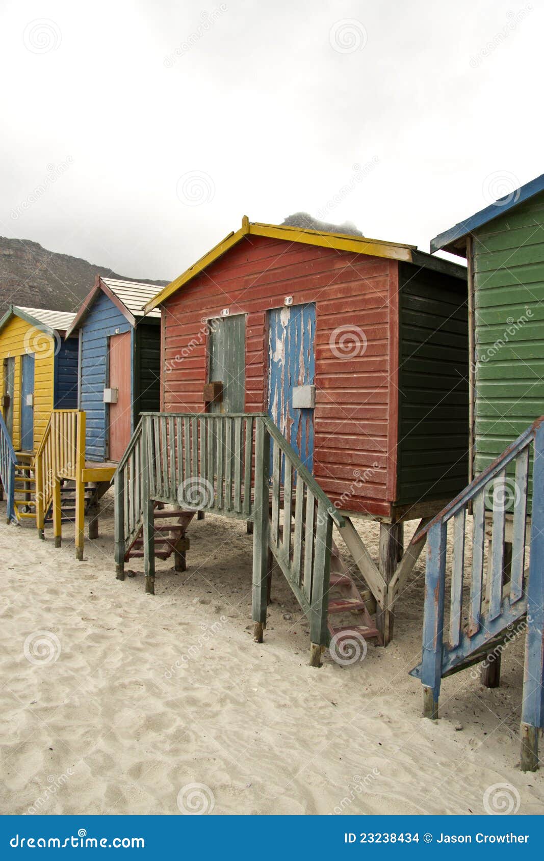 Cabanas velhas da praia foto de stock. Imagem de divertimento 23238434