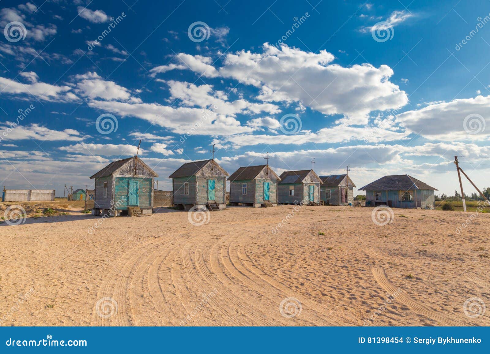Cabanas Velhas Da Praia Na Areia Foto de Stock Imagem de fundo, céu