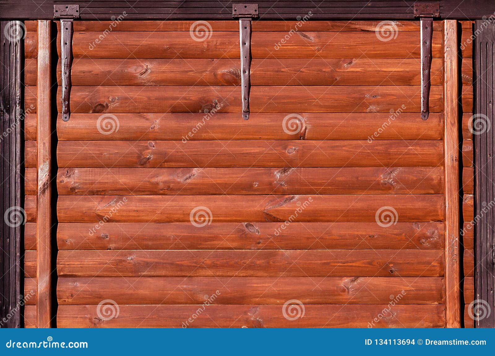 Cabane En Rondins En Bois Traitée Avec Du Goudron De Pin Photo stock -  Image du journal, sublimée: 129522414