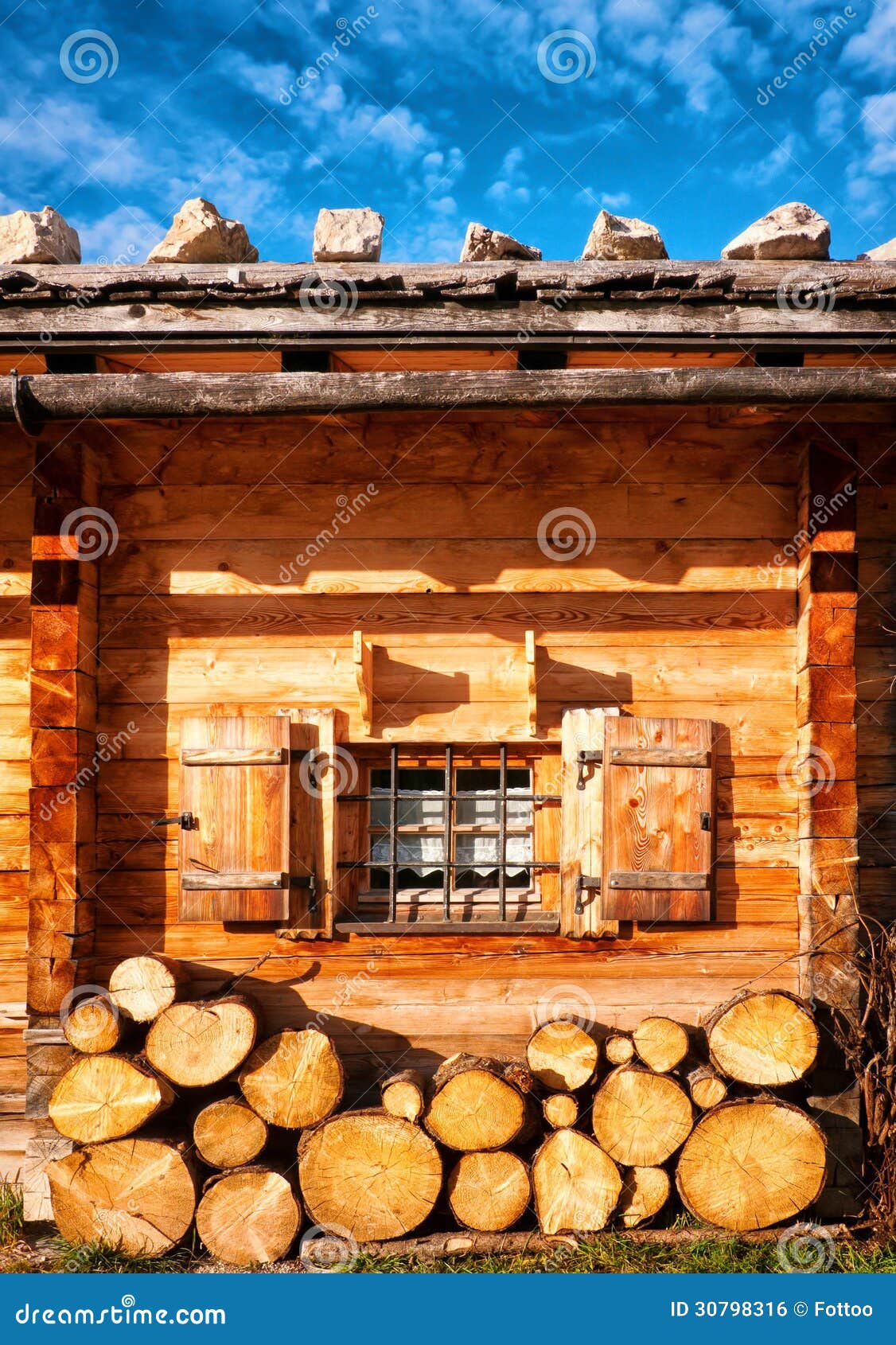 Pieza de una cabaña de madera bávara vieja