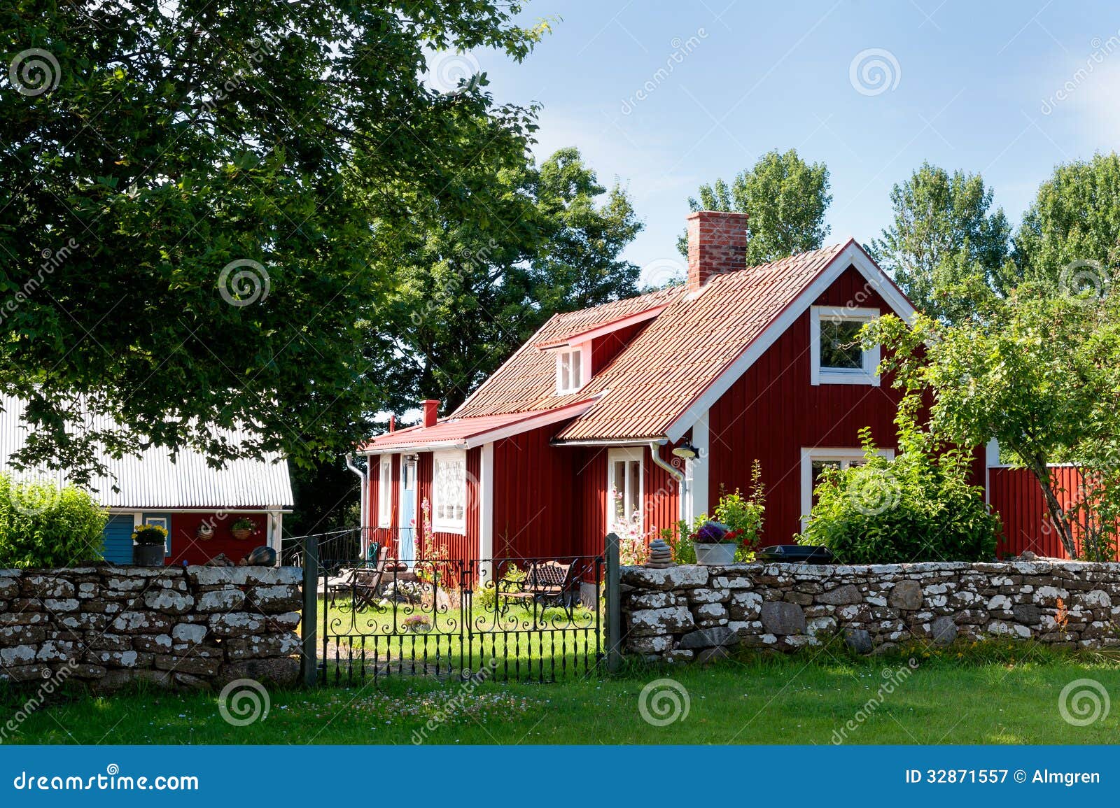 Cabaña Pintada Rojo En La Isla Oeland, Imagen de archivo - Imagen de