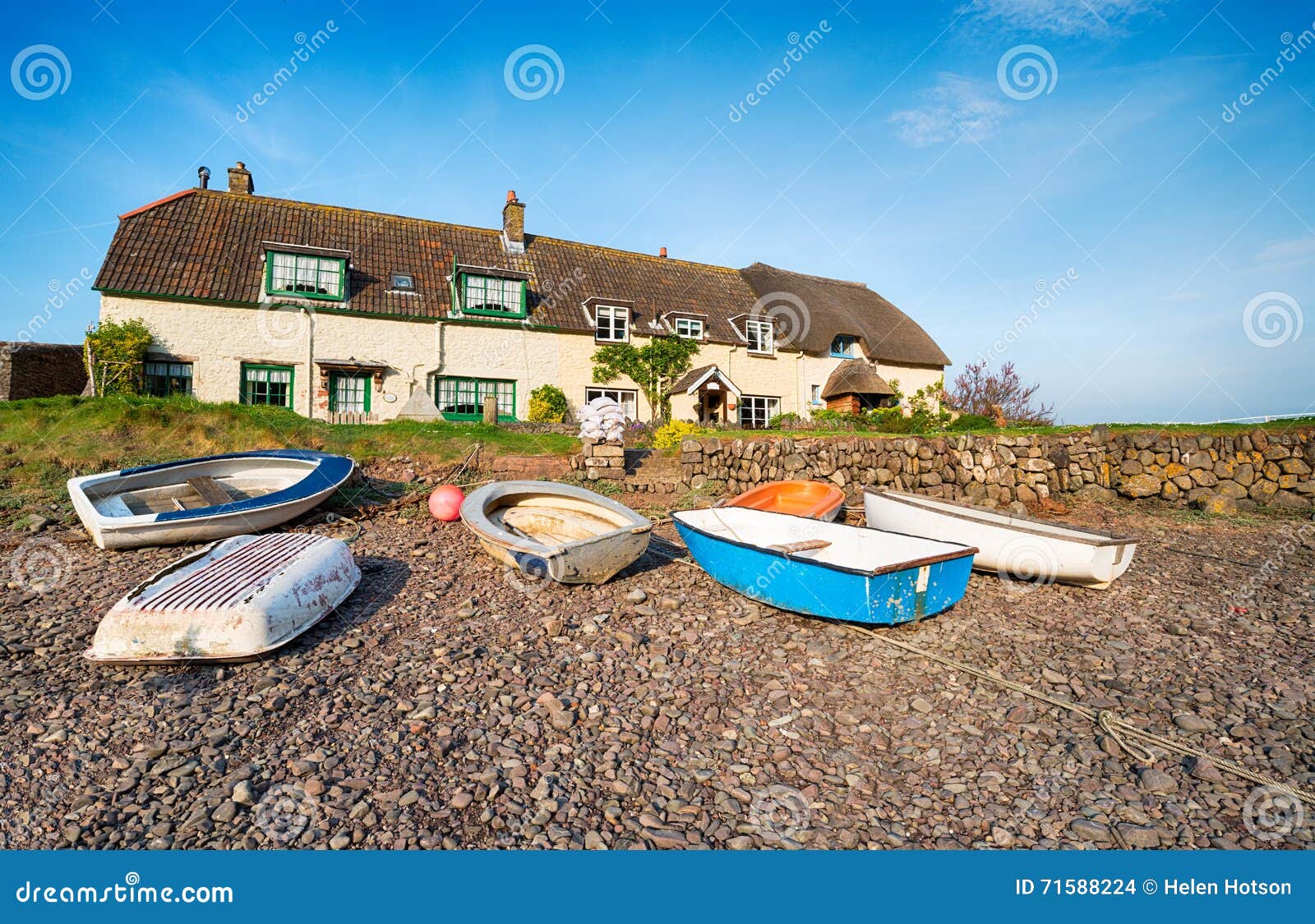 Cabañas en el vertedero de Porlock. Barcos en la playa fuera de las cabañas de los pescadores en el vertedero de Porlock, un pueblo bastante costero en el parque nacional de Exmoor en Somerset