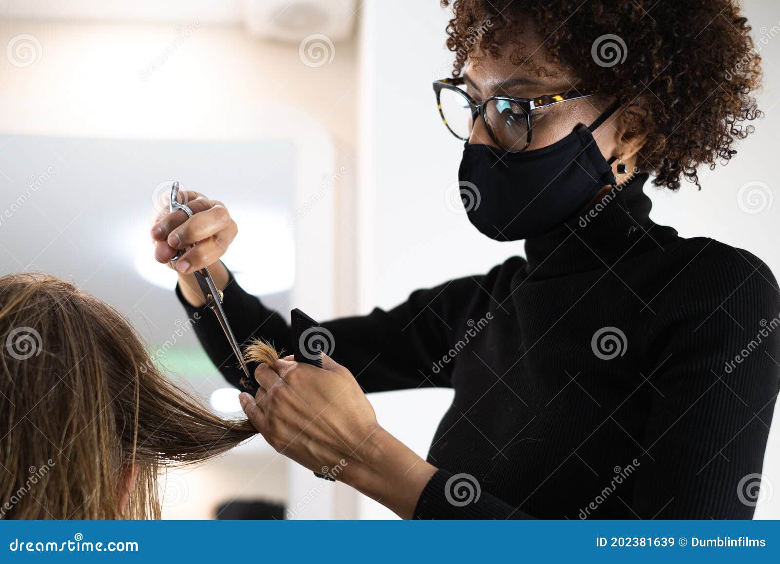 Mulher Cabeleireira De Uniforme Preto Corta Cabelo De Jovem Imagem