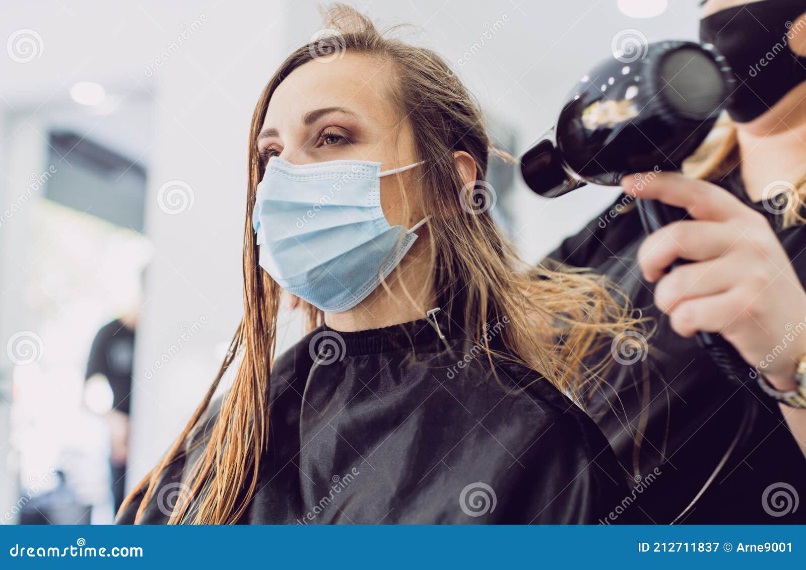 Cabeleireiro Com Secador De Sopro E Cliente Durante O Tempo Do Coronavírus  Imagem de Stock - Imagem de cabelo, caucasiano: 212711837