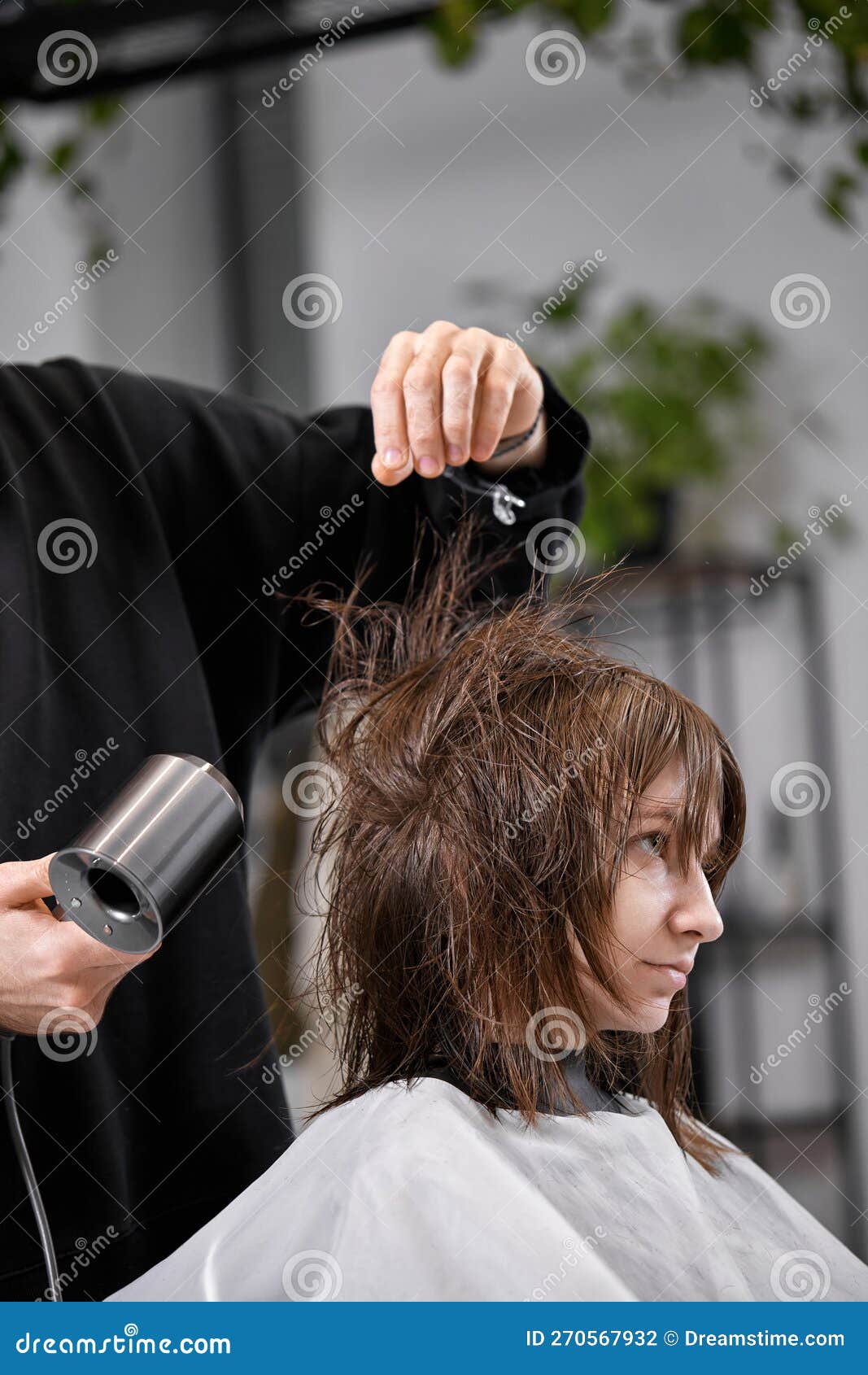 Cabeleireiro Do Homem Seca O Cabelo Feminino Com Secador De Cabelo