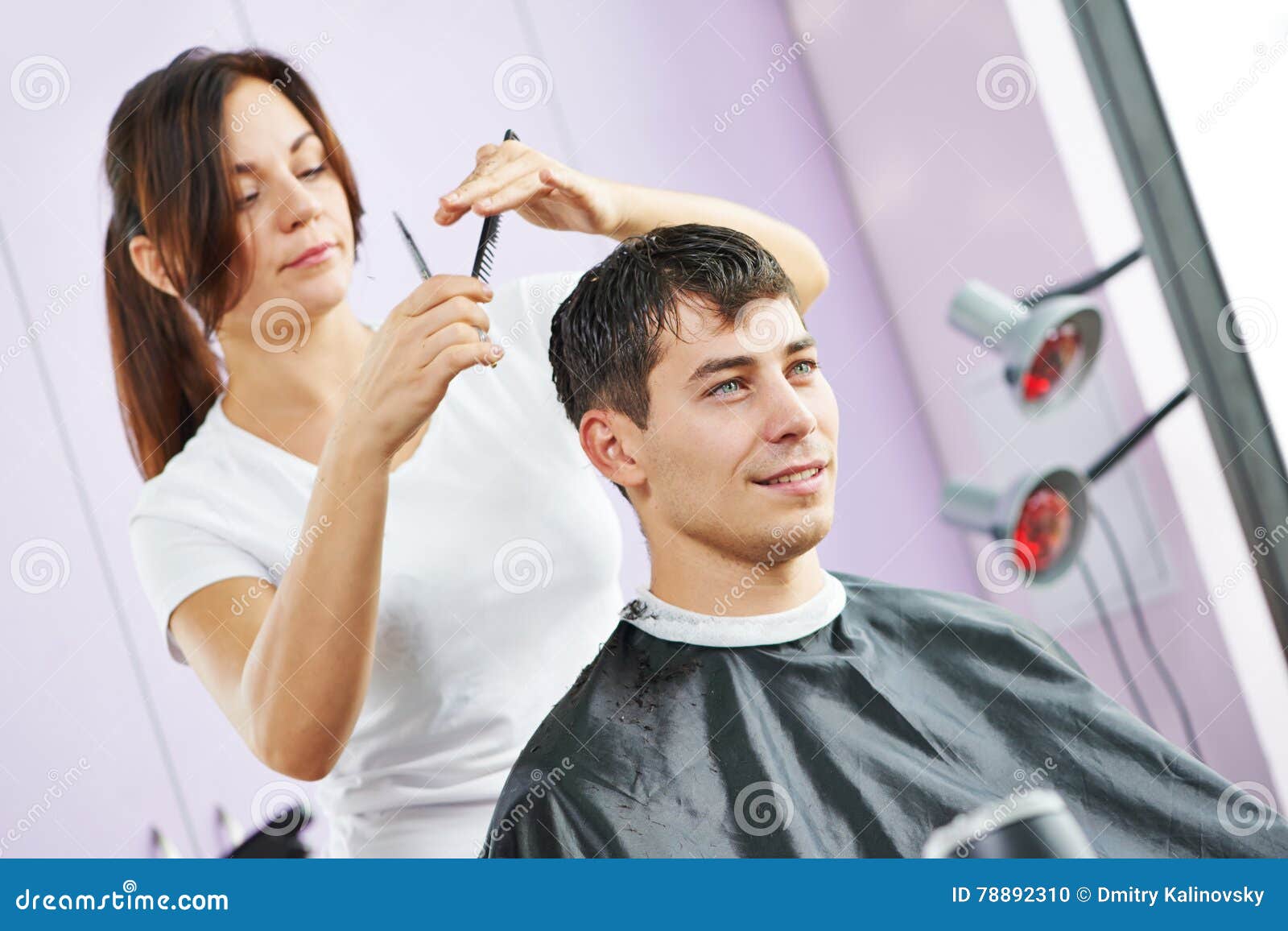 Cabeleireiro Fêmea Que Faz O Corte De Cabelo Masculino Com a