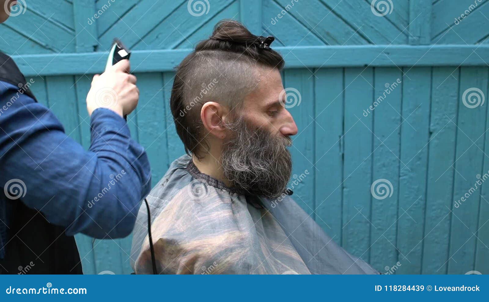 Cabeleireiro Fêmea Que Faz O Corte De Cabelo Masculino Com a