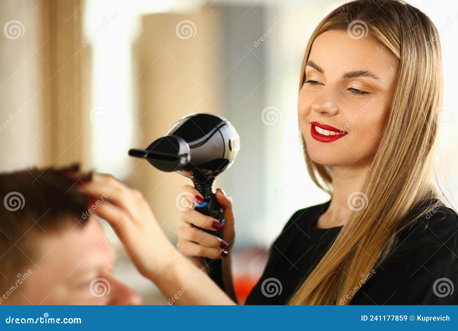 Mão feminina segurando secador de cabelo profissional isolado no