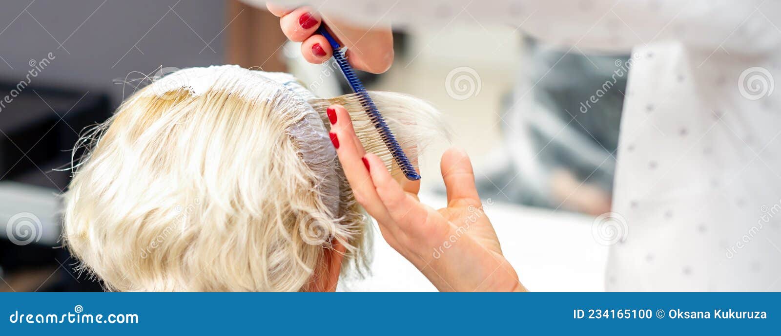 Cabeleireiro corta e penteia o cabelo com secador para senhora loira