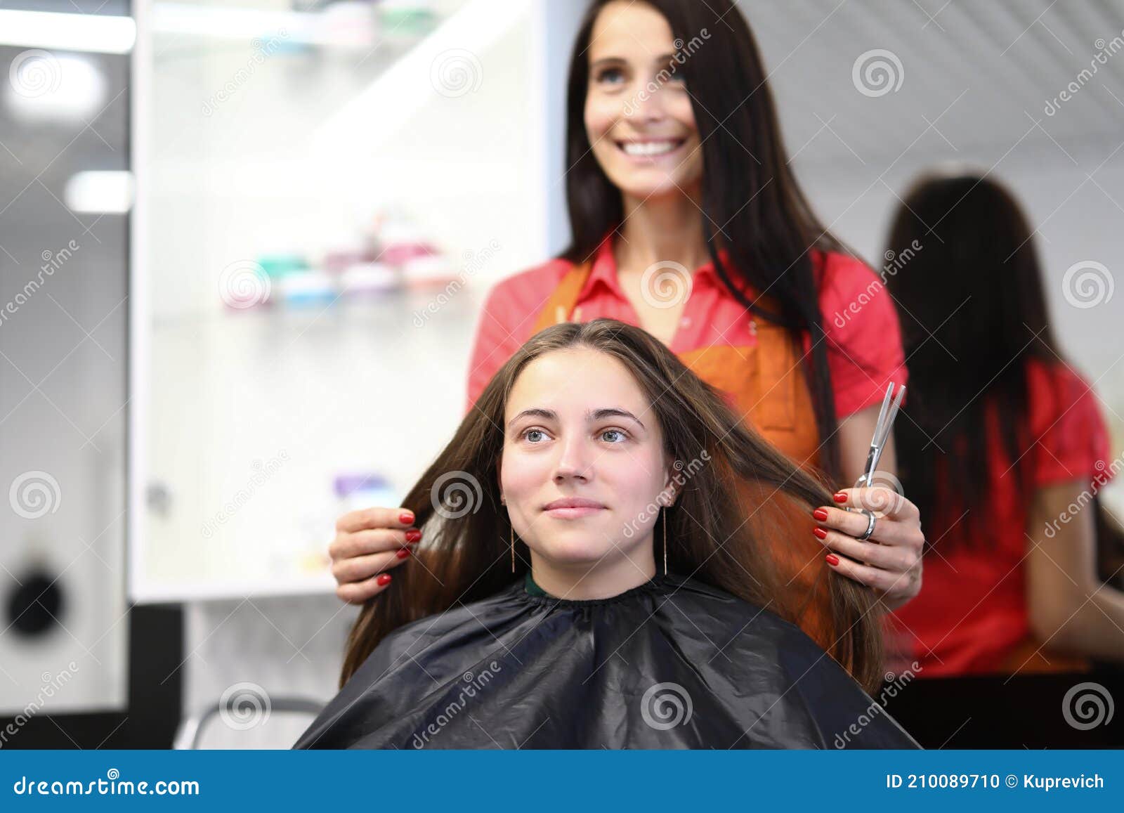 Mestre cabeleireiro faz penteado feminino com secador de cabelo e produtos  para o cabelo