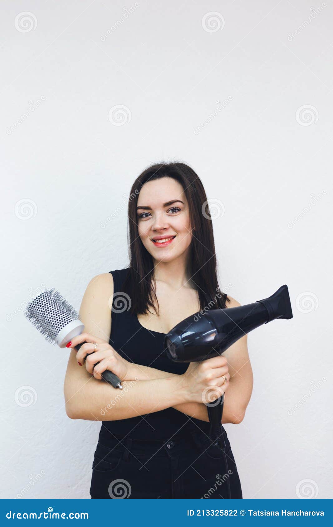 Cabeleireiro profissional bonito, segurando o secador de cabelo