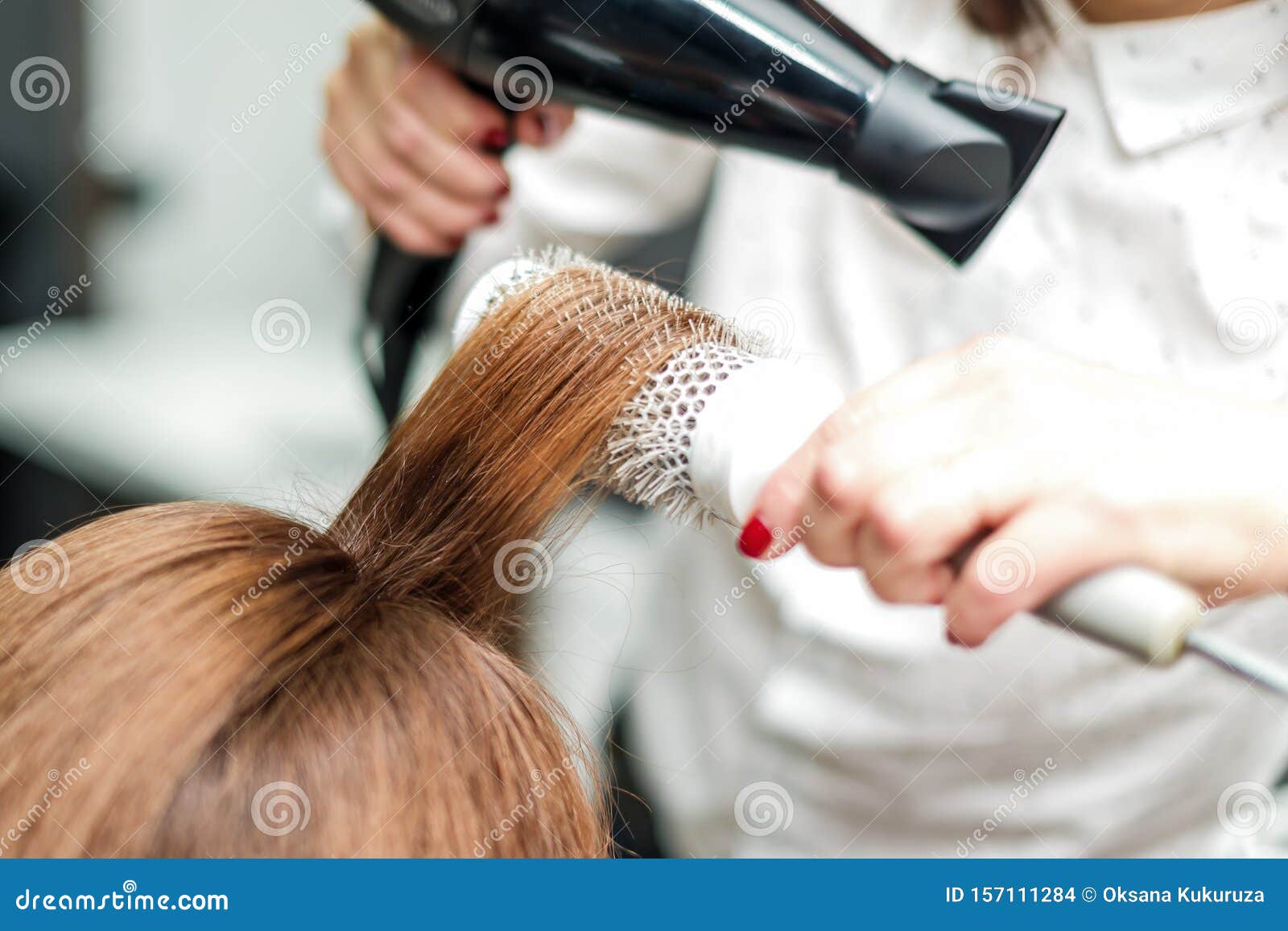 Cabeleireiro Profissional Com Secador De Cabelo Foto de Stock