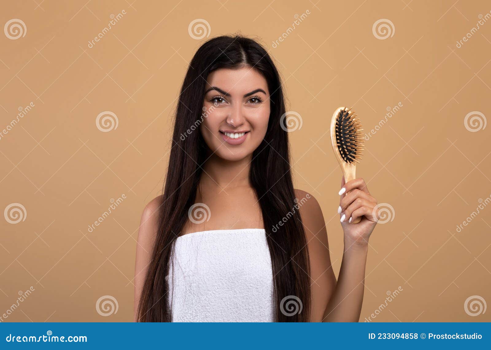 Cabeleireiro alegre, mulher posando com um secador de cabelo nas