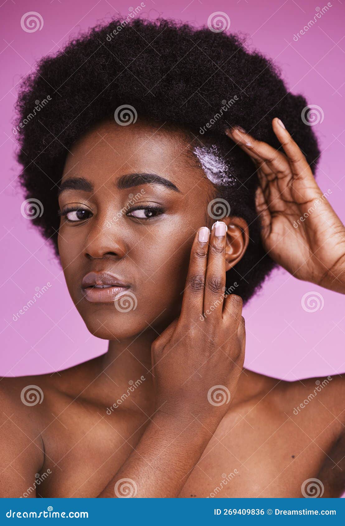 La base de datos Arrastrarse apelación Cabello De Mujer Negra Y Acondicionador De Crema Para Cuidado De Pelo Afro  Y Textura étnica En El Fondo De Estudio Rosa. Modelo Af Foto de archivo -  Imagen de pelo, adulto: