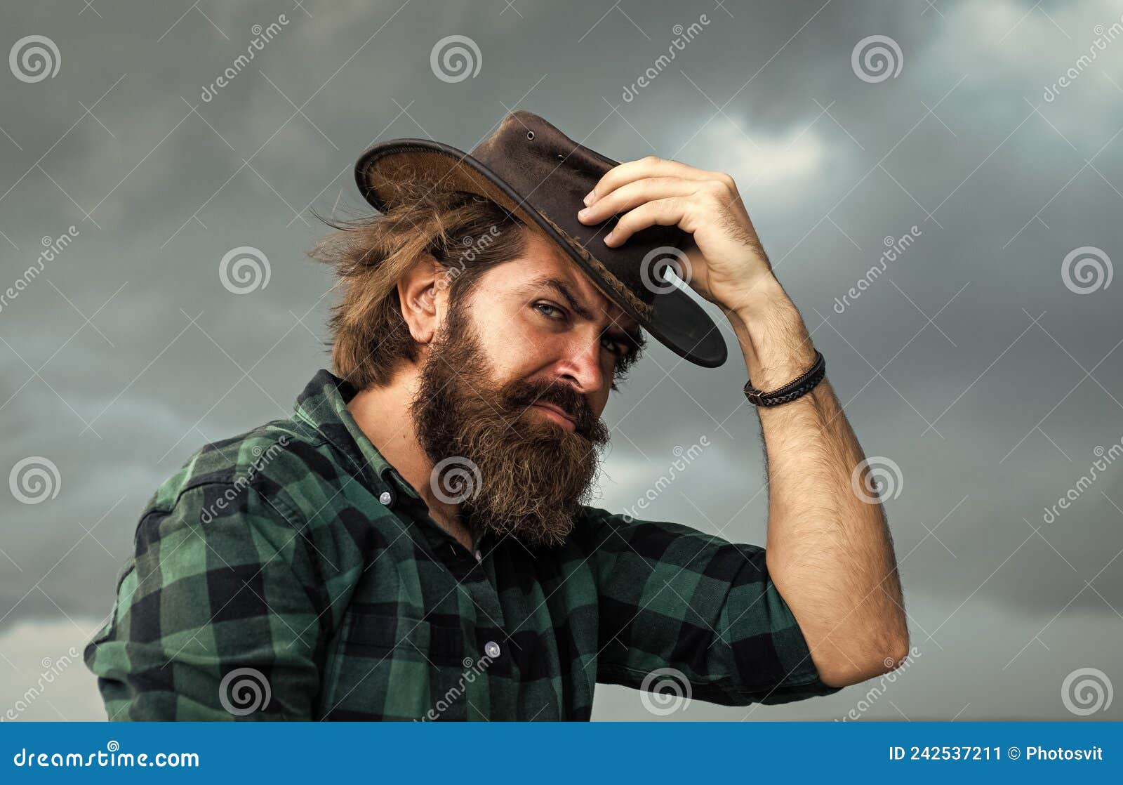 Cabelo Como Fogo. Vaqueiro Barbudo Na Camisa Xadrez. Conceito De Salão De  Cabeleireiro. Wilwest Texas. Hipster Brutal Maduro Imagem de Stock - Imagem  de fundo, menino: 242537211