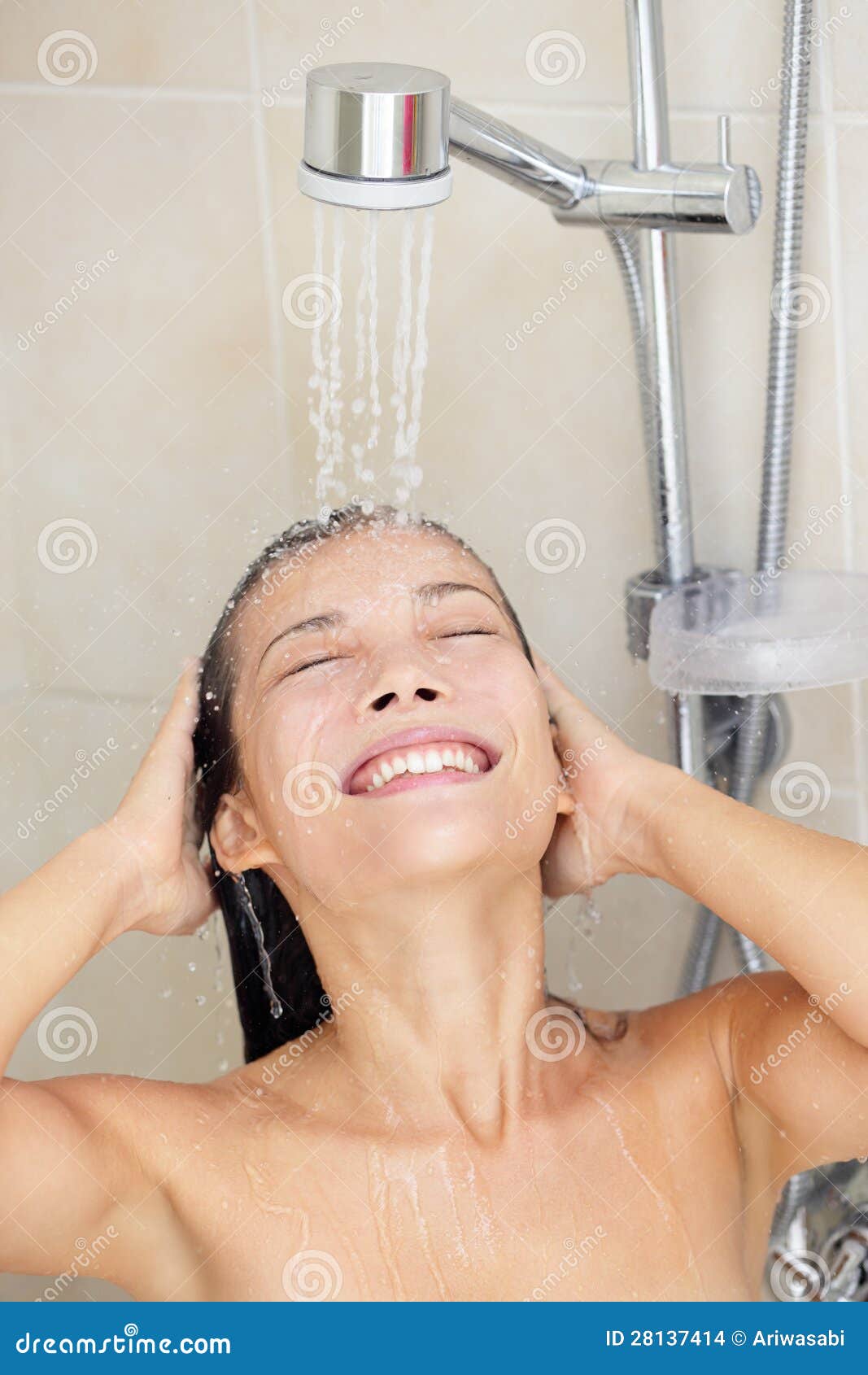 Cabelo de lavagem da mulher que aprecia regando o sorriso feliz com a face sob a água corrente. Modelo chinês caucasiano/asiático da raça misturada bonita em seus anos 20.