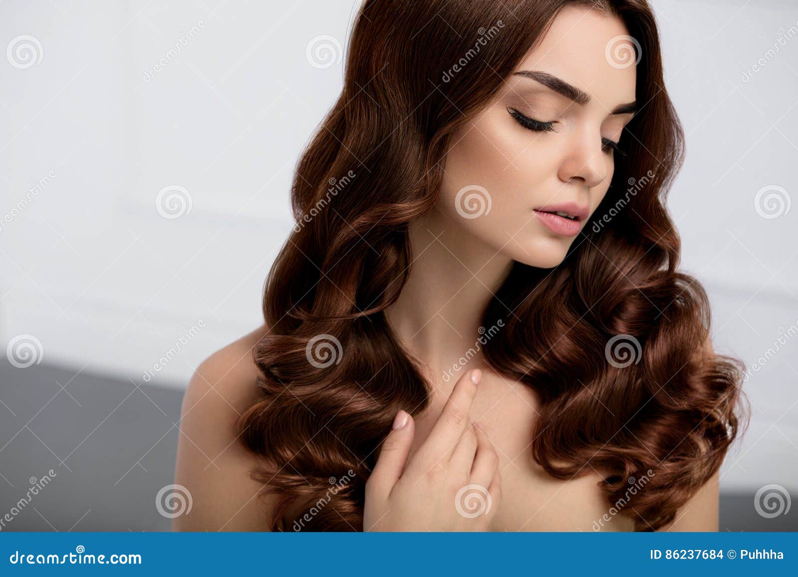 Cabelo castanho saudável. mulher bonita com cabelo lindo. penteado.