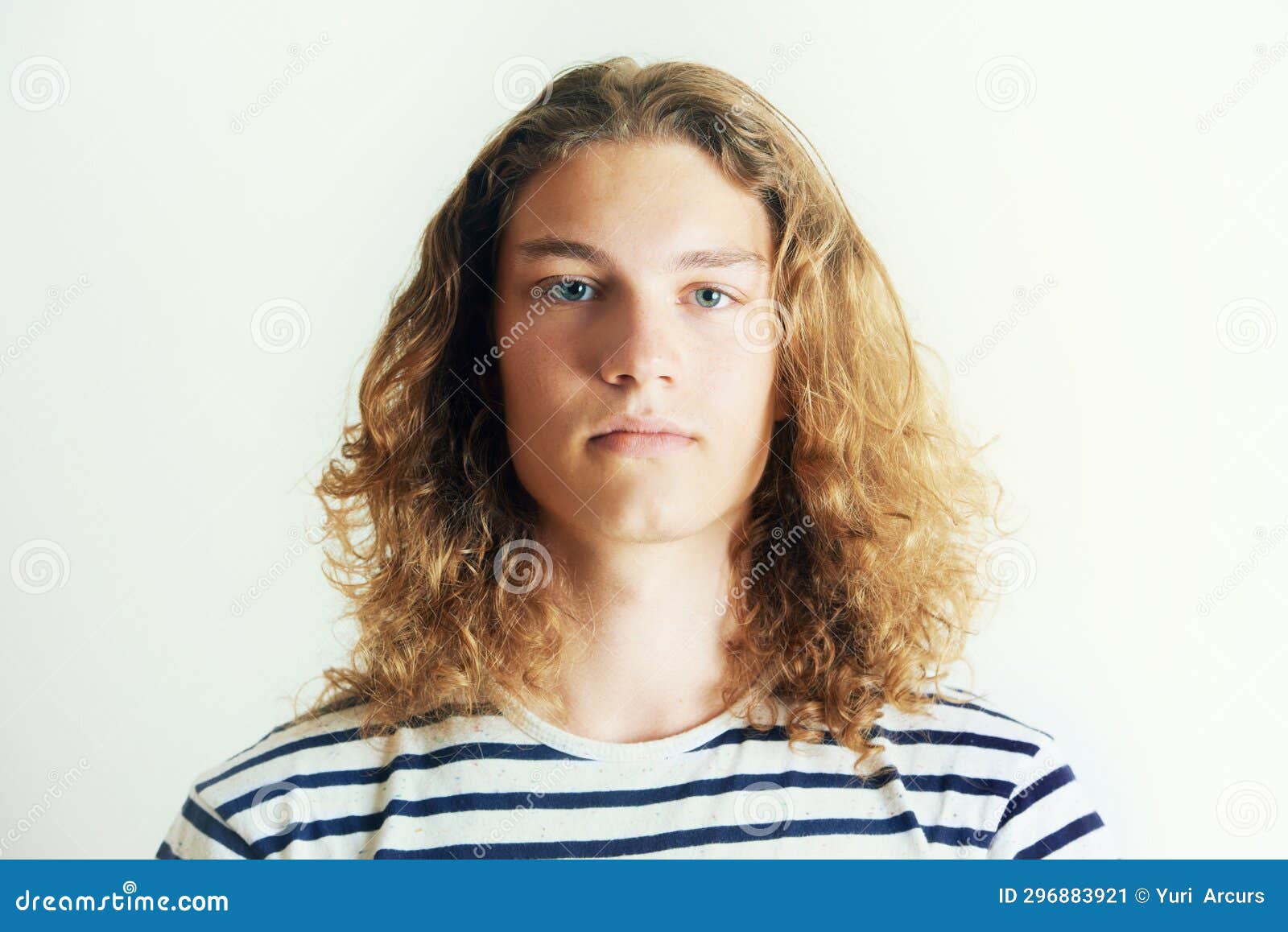 Retrato de um punk com cabelo colorido homem hipster com cabelo