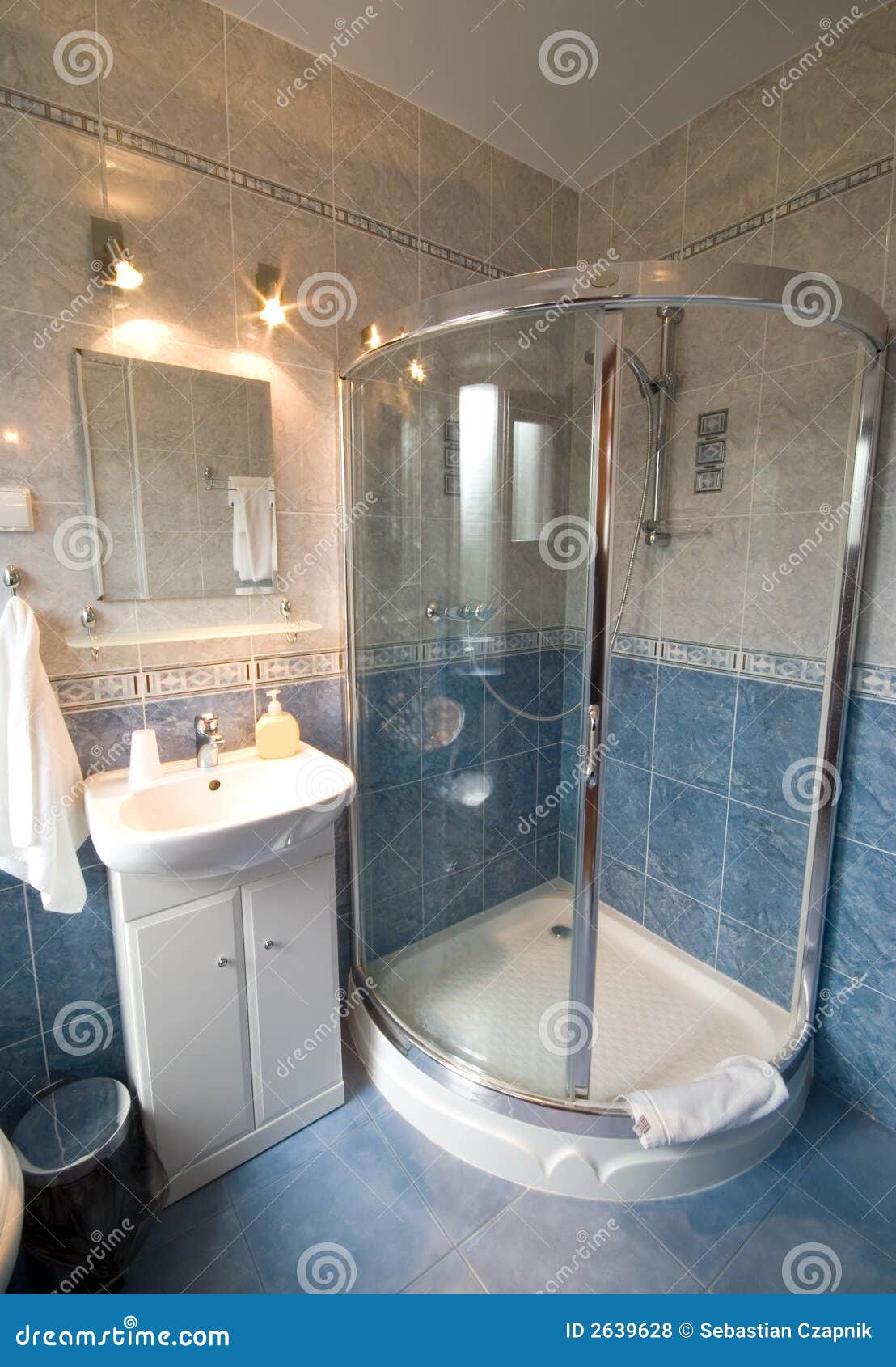La Cabina De Ducha Está Recubierta De Azulejos Beige. Imagen de archivo -  Imagen de sostenedor, lavabo: 273395021