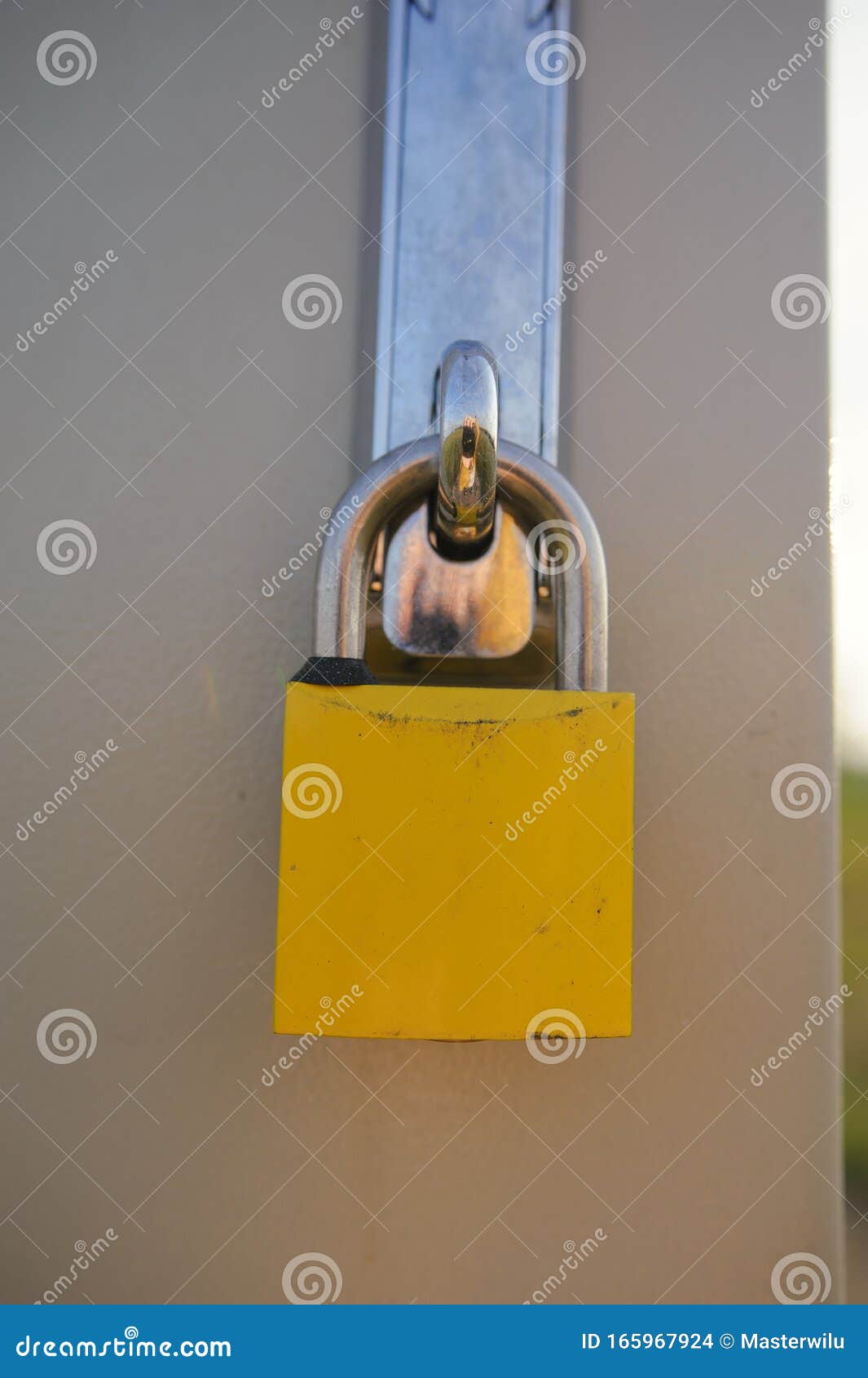 https://thumbs.dreamstime.com/z/cabina-elettrica-con-lucchetto-armadietto-elettrico-all-esterno-del-prato-chiuso-di-acciaio-sicurezza-metallo-chiave-porta-scatola-165967924.jpg