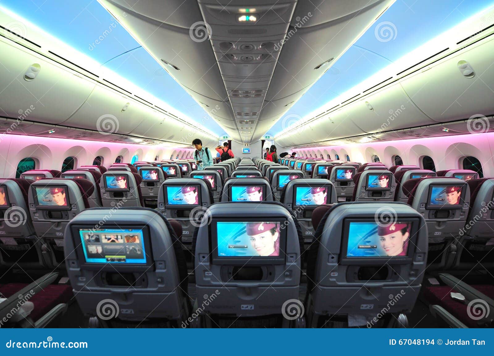 SINGAPUR - 12 DE FEBRERO: Cabina espaciosa y cómoda de la clase de economía de Qatar Airways Boeing 787-8 Dreamliner en Singapur Airshow el 12 de febrero de 2014 en Singapur