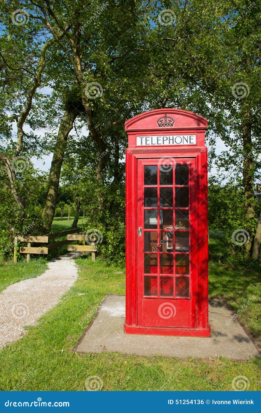 Cabina telefonica inglese fotografia stock. Immagine di casella - 51254136