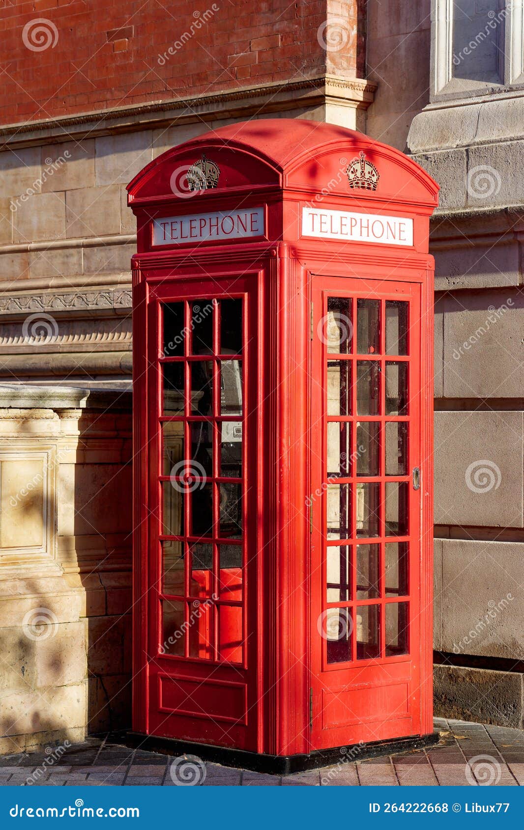 Cabina Telefonica Inglese a Londra Fotografia Stock - Immagine di  comunicazione, concetti: 264222668