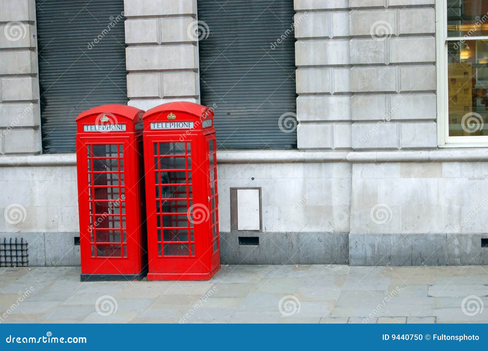 Cabine di telefono rosse sulle vie di Londra. Immagine delle cabine di telefono rosse britanniche tradizionali sulle vie di Londra