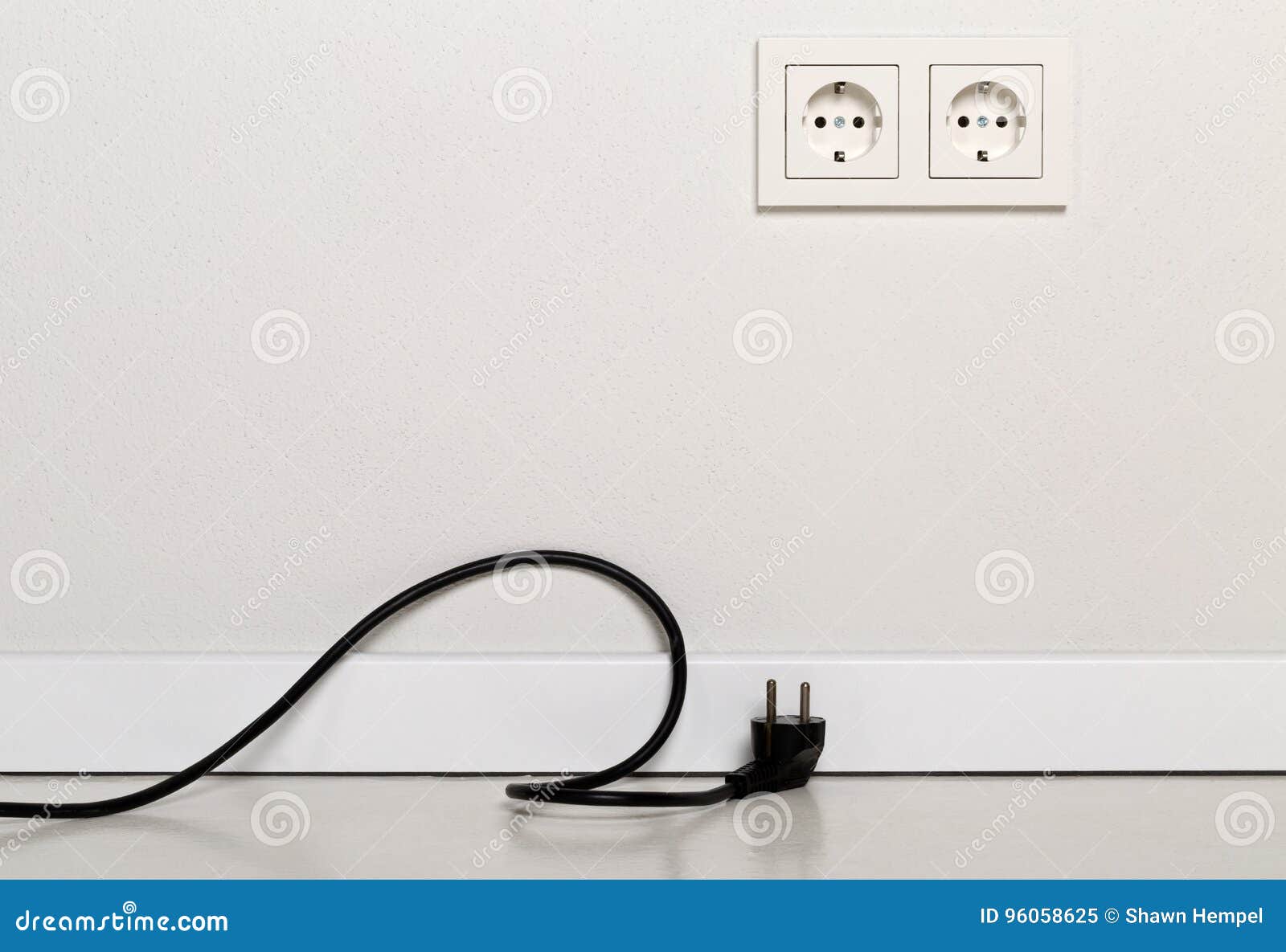 Cable eléctrico con enchufe icono de cable negro