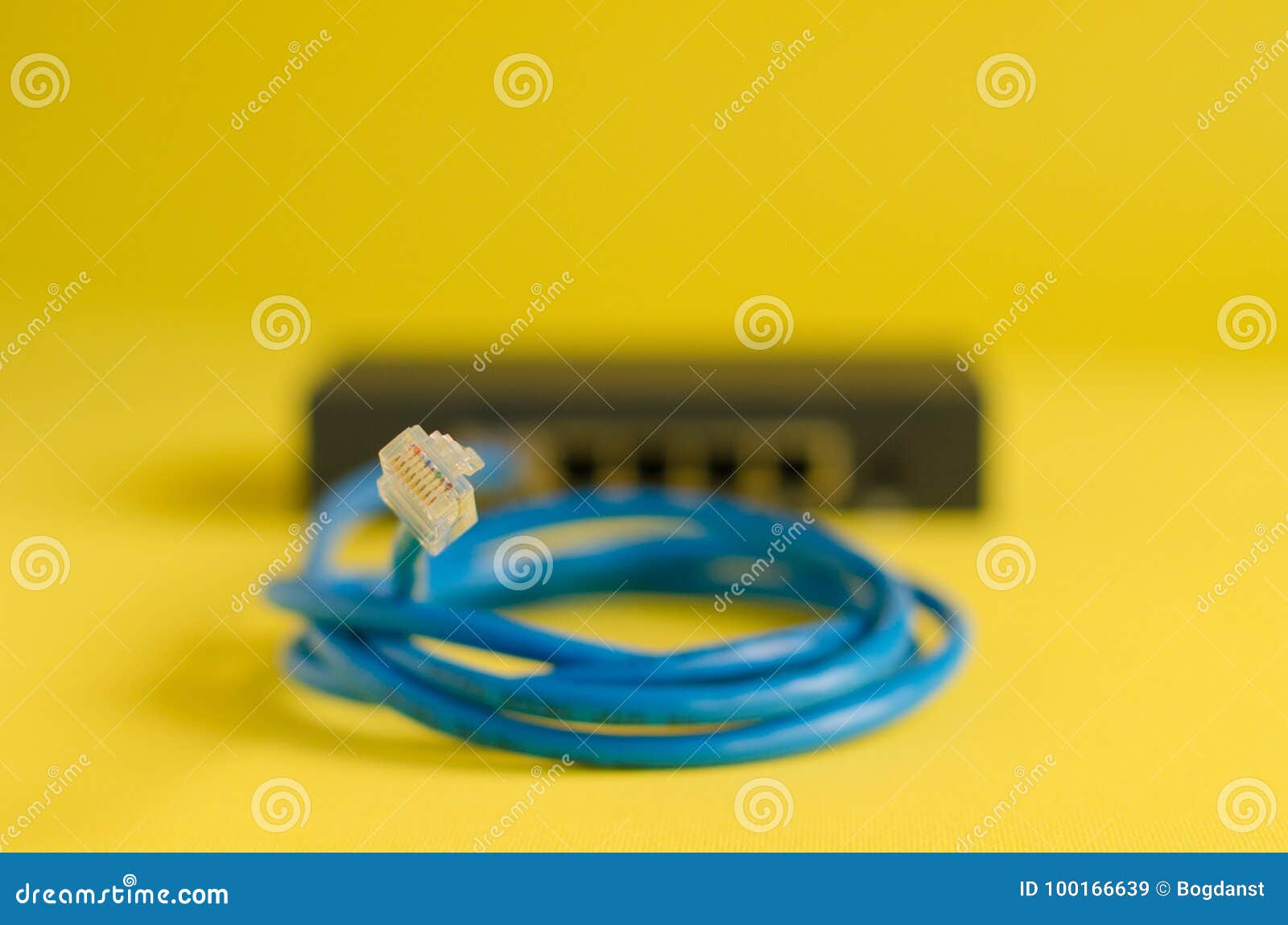 Cable Y Router De En Colores Vivos Imagen de archivo Imagen