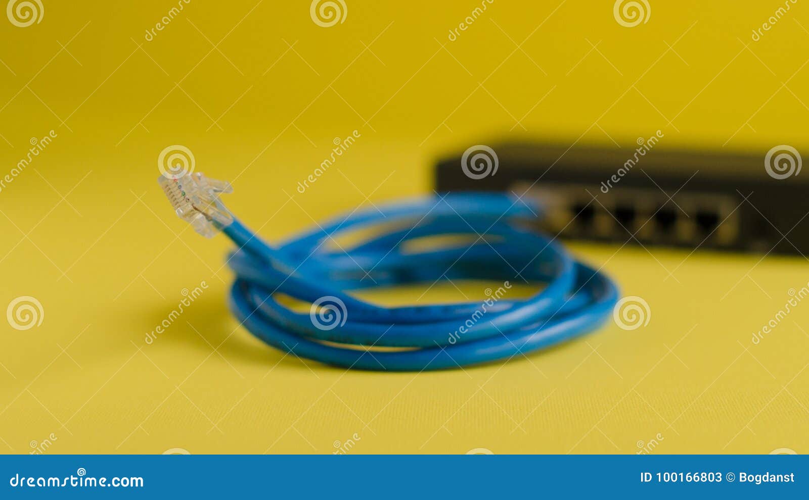 Cable Y Router De En Colores Vivos Imagen de archivo Imagen