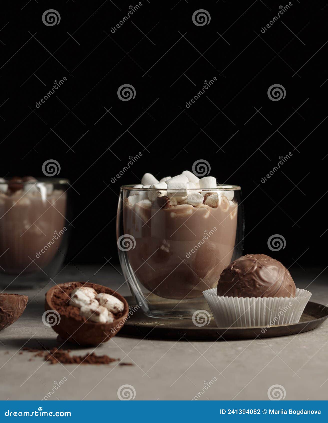 Cacao Ou Chocolat Chaud Dans Un Verre Et Une Bombe Au Chocolat