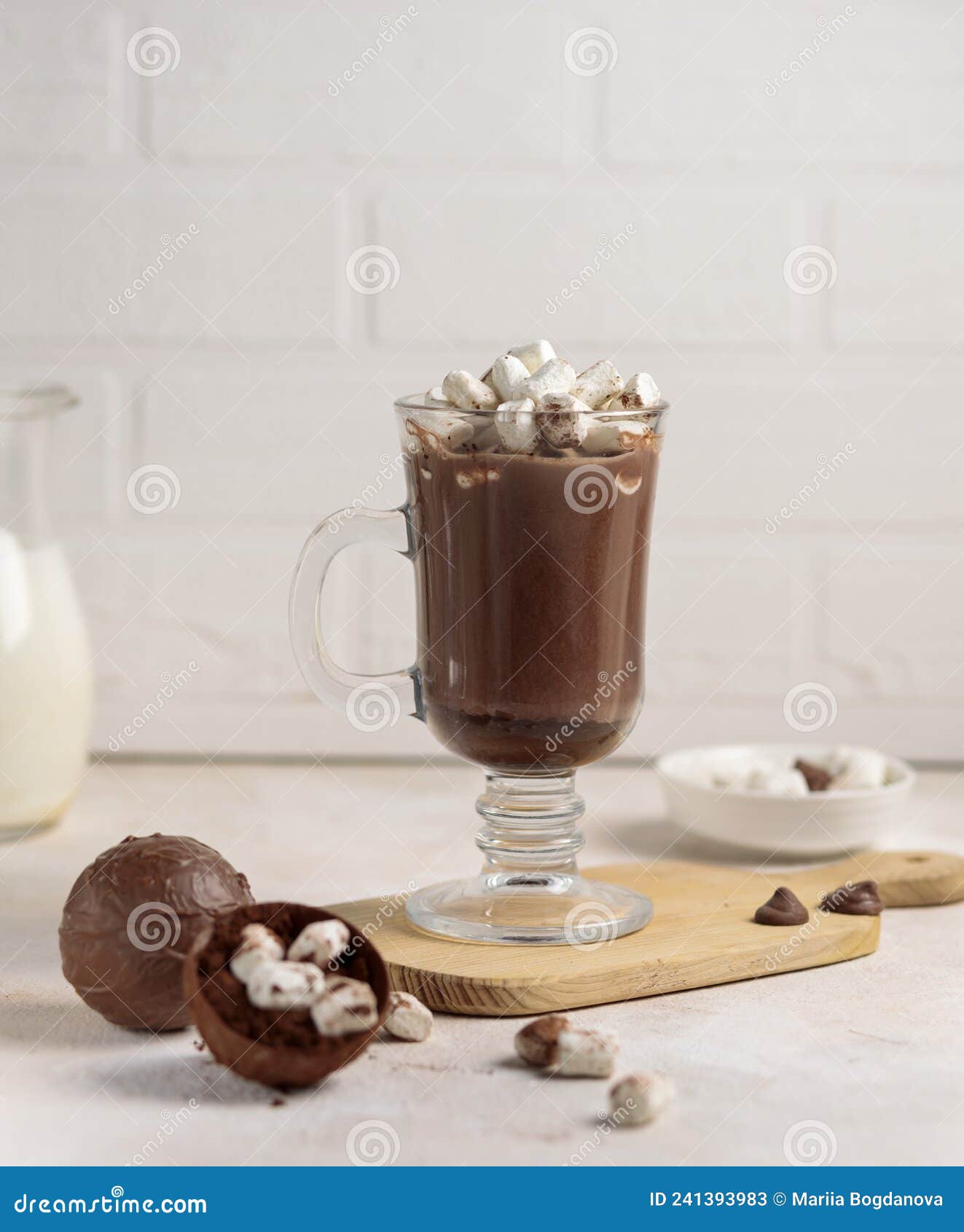 Cacao Ou Chocolat Chaud Dans Une Tasse En Verre Et Une Bombe Au
