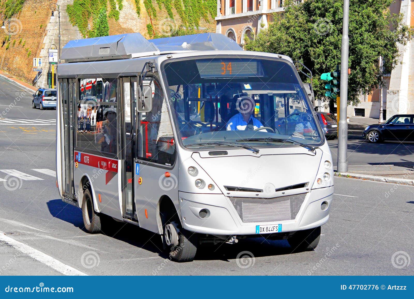 RZYM WŁOCHY, SIERPIEŃ, - 1, 2014: Mały miasto autobusowy Cacciamali Urby przy miasto ulicą