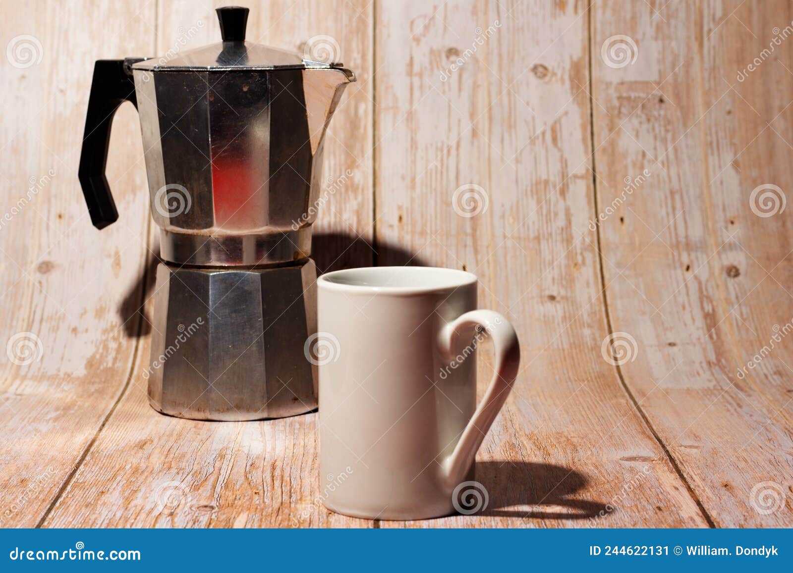 https://thumbs.dreamstime.com/z/cacerola-de-caf%C3%A9-metal-greca-sobre-un-fondo-madera-con-taz%C3%B3n-blanco-cafetera-met%C3%A1lica-usada-mugv-y-liso-244622131.jpg