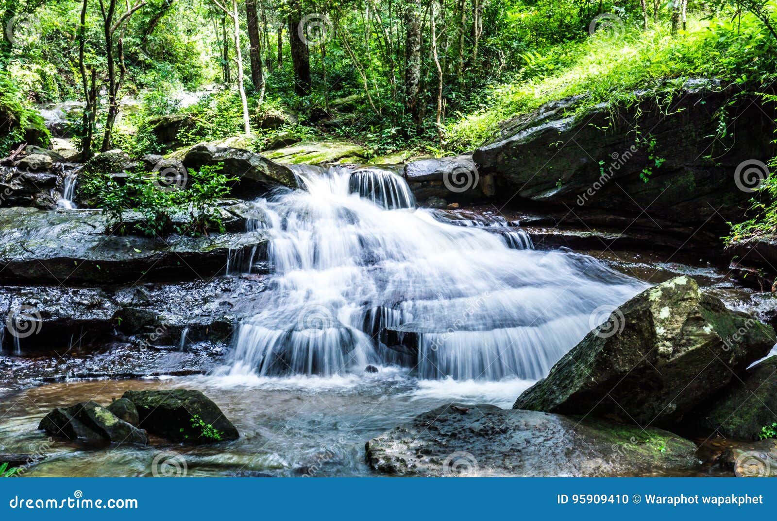 Cachoeira, cachoeira do som de Khum, distrito de Muang, Sakon Nakhon, Tailândia