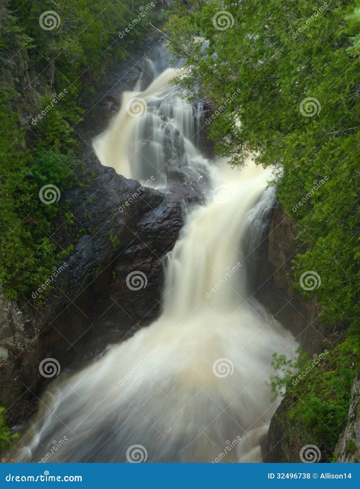 Загадки водопадов. Водопад чайник дьявола фото. Необычный водопад чайник. Каскады на речке чёрная. Водопад в США чайник дьявола.