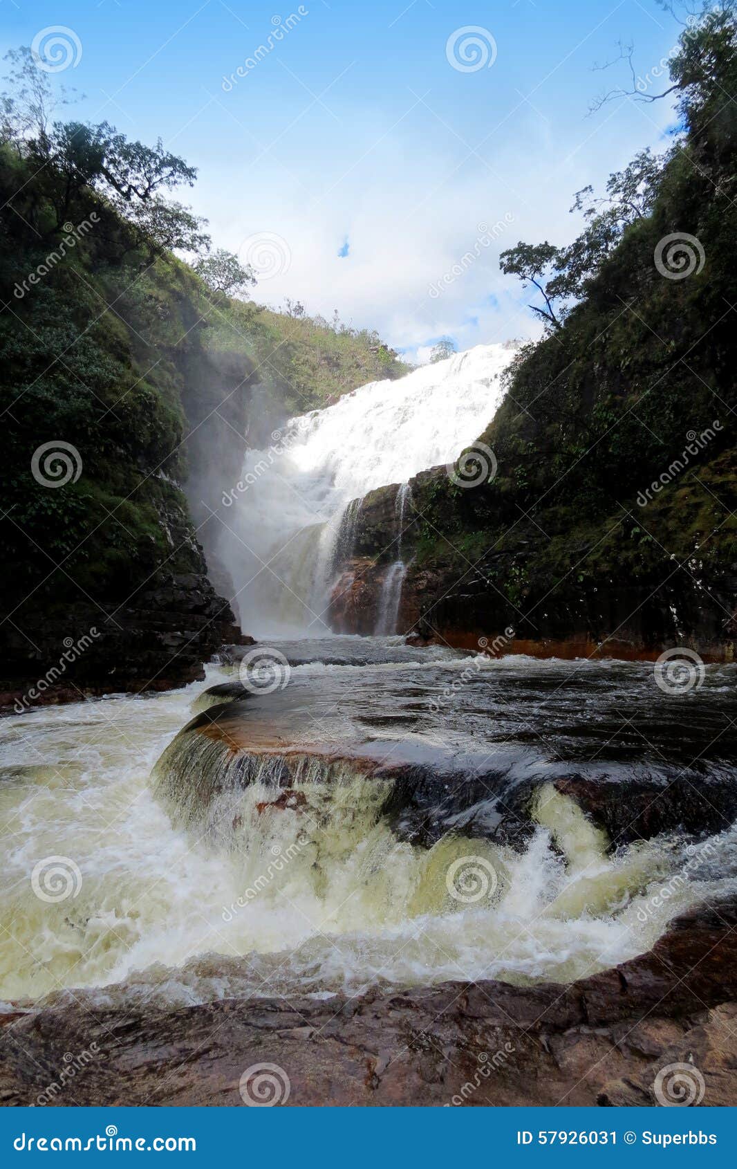 cachoeira dos couros, na chapada dos veadeiros - brasil
