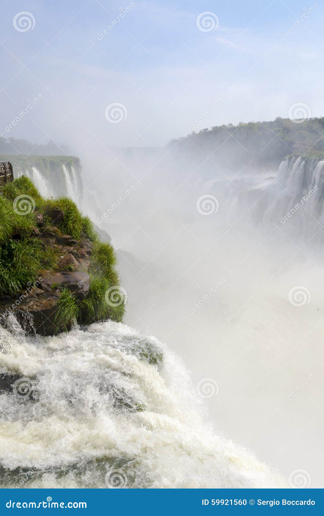 A cachoeira Iguacu cai em Brasil e em Argentina