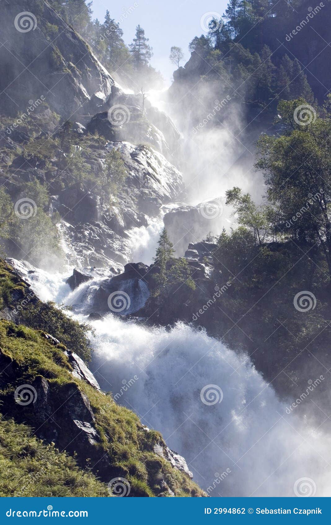 Cachoeira impressionante, Noruega. Cachoeira poderosa, Noruega. Gota de água no <a href="http://www.dreamstime.com/beauty-of-norway-rcollection5045-resi208938" STYLE="font-size:13px; text-decoration: blink; color:#FF0000"><b>air.BEAUTY DA COLEÇÃO Â de NORUEGA?</b></a>