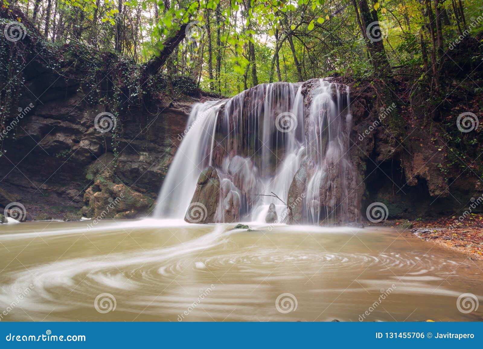 Cachoeira no parque natural de Gorbea, país Basque de Altube, Espanha Exposição longa em um dia nebuloso